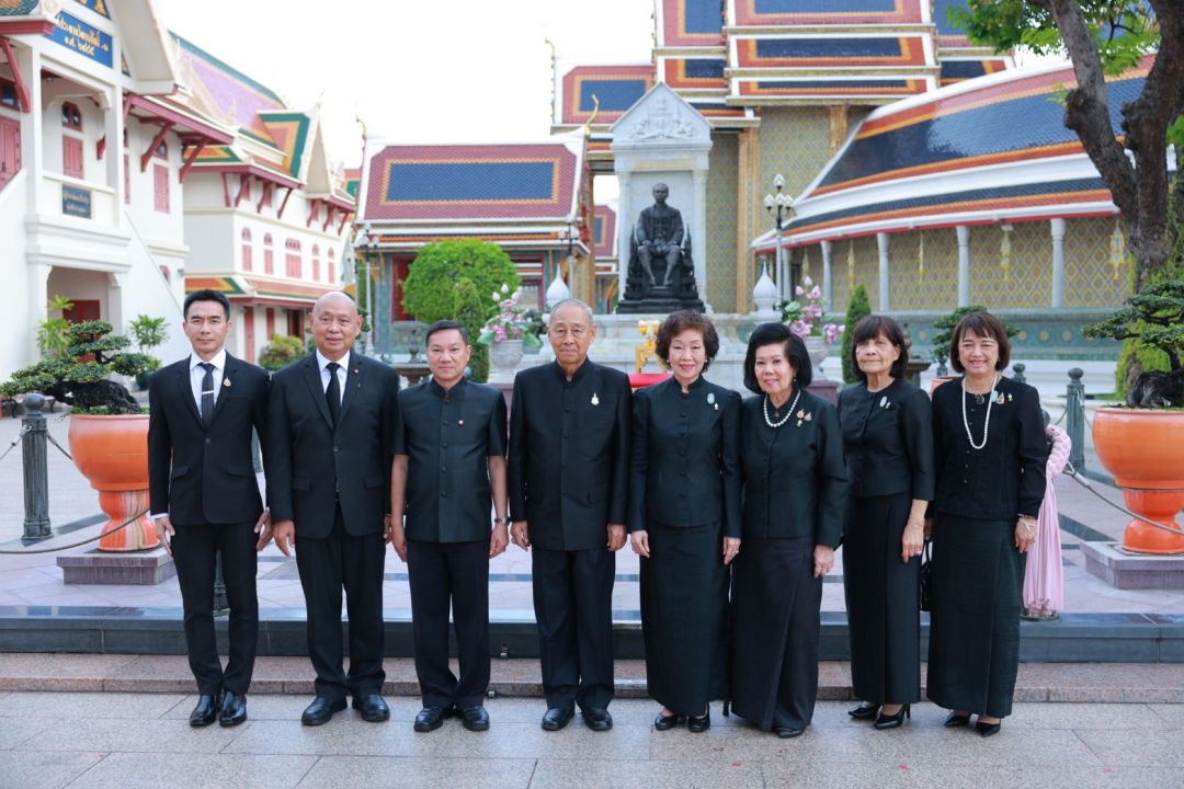 ประธานในพิธีฯ พร้อมด้วยกรรมการมูลนิธิฯ อาทิ อรรษิษฐ์  สัมพันธรัตน์ (ปลัดกระทรวงมหาดไทย),    ผศ.ดร.พรทิพย์  พุกผาสุข, ดร.อารยา  อรุณานนท์ชัย, ดร.ประวิช  รัตนเพียร, อุบล  อัครพัฒน์, ธนนท์  พรรพีภาส, กรรณภรณ์  วงศ์ปิยะกุล  หน้าพระบรมราชานุสาวรีย์พระบาทสมเด็จพระจุลจอมเกล้าเจ้าอยู่หัวฯ