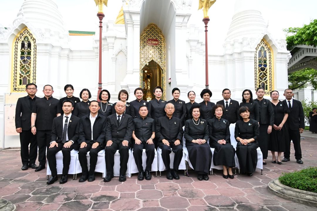 ประธานในพิธีฯ พร้อมด้วยคณะกรรมการมูลนิธิฯ และผู้แทนหน่วยงานต่าง ๆ ถ่ายภาพเป็นที่ระลึกหน้าอนุสรณ์สถานรังษีวัฒนา สุสานหลวง อาทิ เบญจาภา  มุสิกะพันสินธุ์ (กระทรวงการอุดมศึกษา), ปก  อ่วมเกื้อมิตร (สำนักงานคณะกรรมการการศึกษาขั้นพื้นฐาน), ขวัญชนก  ธิรัตน์ (คุรุสภา), รัฎชนิดา  เนตรทิพย์ (กรุงเทพมหานคร), จ่าเอก ประยงค์	บุญช่วย (กรมพัฒนาฝีมือแรงงาน), ทิพวรรณ  กิตติสถาพร (สภาสมาคมสตรีแห่งชาติฯ), ดร.ธิดารักษ์  สัจจพงษ์ (สภาสังคมสงเคราะห์แห่งประเทศไทยฯ), พัชรมณี  เย็นมั่นคง, ชุติมา  เจริญโภคราช, ปณิธิ  มากซุง (การไฟฟ้าส่วนภูมิภาค), จันทรา  อินทรทูต