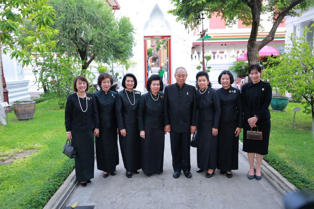 ประธานในพิธีฯ พร้อมด้วยกรรมการมูลนิธิฯ และผู้แทนหน่วยงานต่าง ๆ อาทิ ผศ.ดร.พรทิพย์  พุกผาสุข, ดร.อารยา  อรุณานนท์ชัย, กอบเพชร  หาญพัฒนพานิชย์ (สำนักนายกรัฐมนตรี), ดวงกมล  ยิ้มละมัย (สมาคมแม่บ้านมหาดไทย), ทิพยวดี  มีสมกลีบ (พุทธสมาคมแห่งประเทศไทยฯ), พัณณ์พิกา  อเนกสัมพันธ์ (กรมประชาสัมพันธ์) และ กรรณภรณ์  วงศ์ปิยะกุล