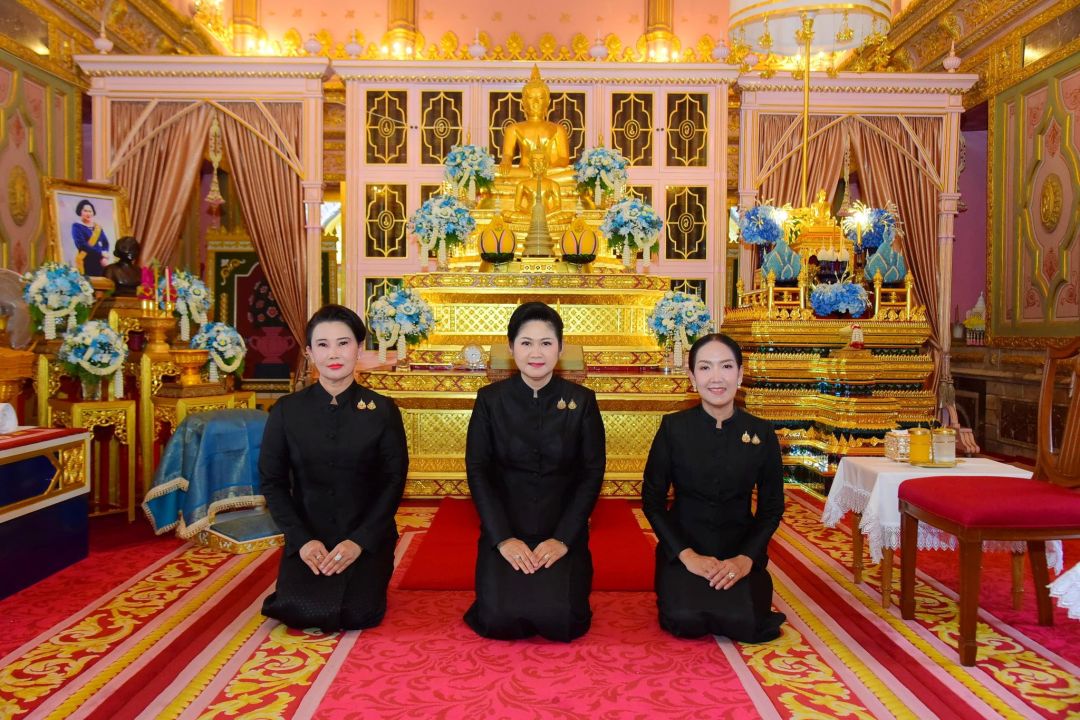 สมาคมเหล่าทัพ 3 เหล่า ถ่ายภาพร่วมกัน หน้าพระพุทธประทีปวโรทัย พระประธานประจำพระวิหาร อาทิ น.อ.หญิง สุภาพร ร่มพยอม (สมาคมคู่มรสทหารอากาศ), อรุณี  สวัสดี (สมาคมภริยาทหารเรือ), ปรียนันท์  มงคลศรี (สมาคมแม่บ้านตำรวจ)