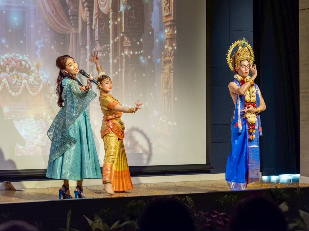 ตำนานรักนิรันดร์ของเจ้าหญิงมีราบาย เพลงหนี้รัก โดย ดร.เขมิษา บุณยเกียรติ นักแสดง วิภาภรณ์สิริ วามะสุรีย์ เป็นเจ้าหญิงมีราบาย, เตชินทร์ กนกโชติกุล เป็นพระกฤษณะ