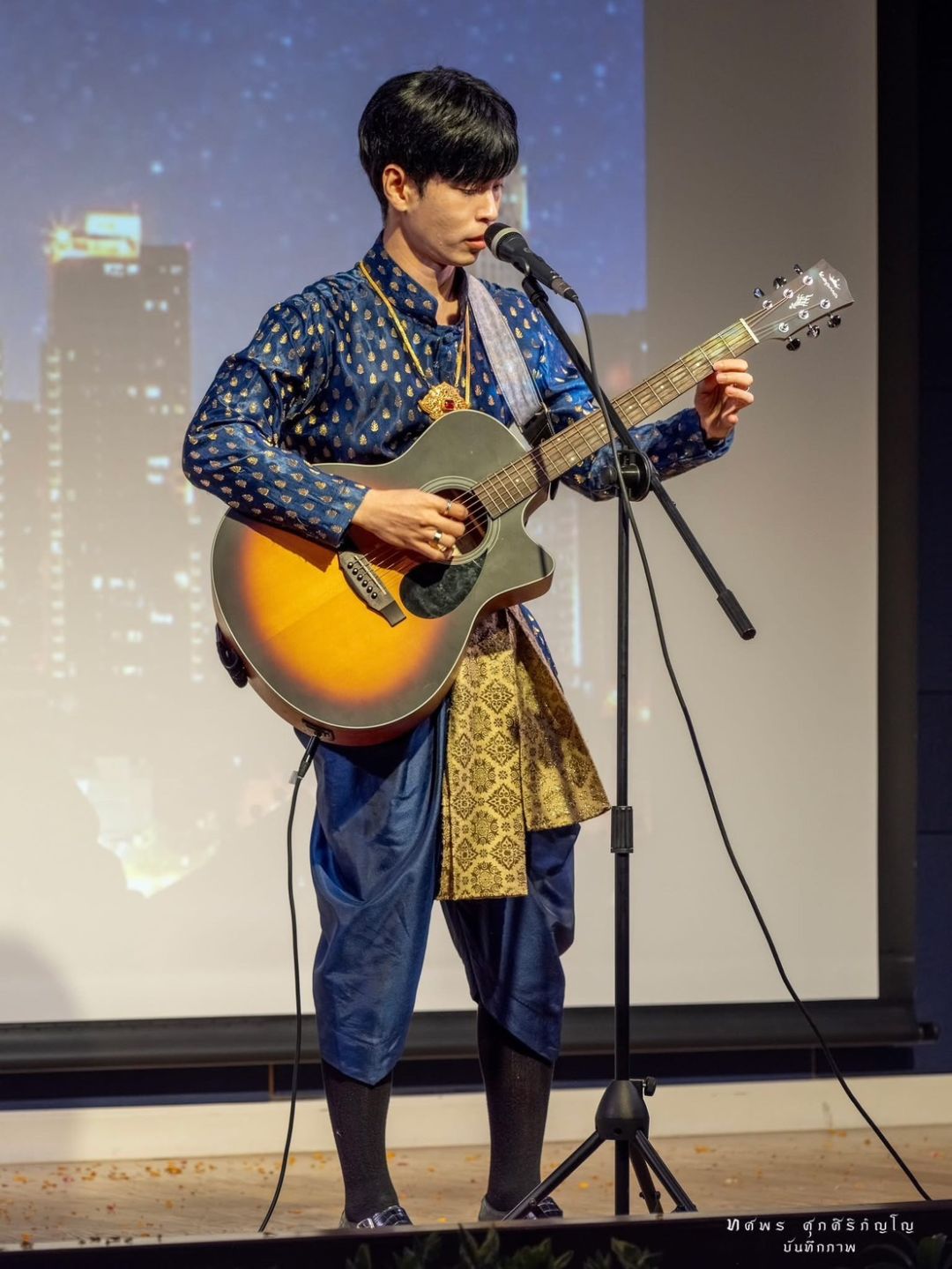 พลงลาวดวงเดือน ขับร้องและบรรเลงกีต้าร์ โดย พีชวิทย์ เพชรธนะกุล
