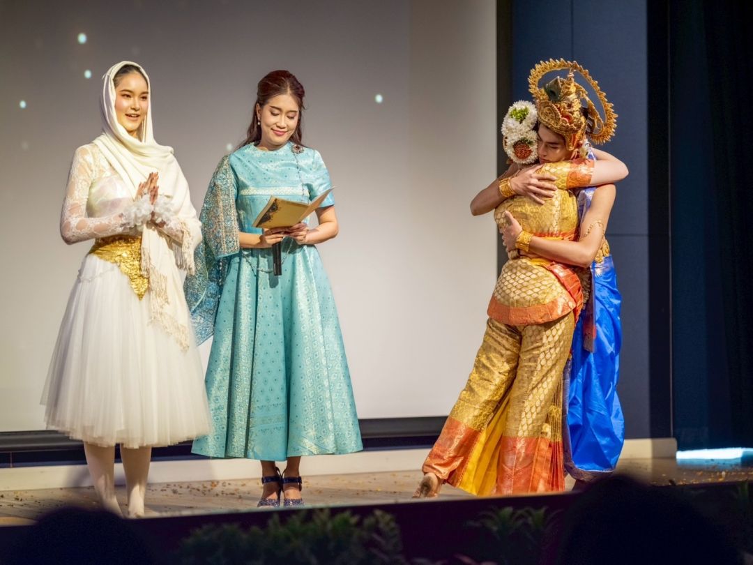 ตำนานรักนิรันดร์ของเจ้าหญิงมีราบาย ชลวลัช มีนิจสิน แสดงเป็นนักบวชน้อยในวิหารพระกฤษณะ