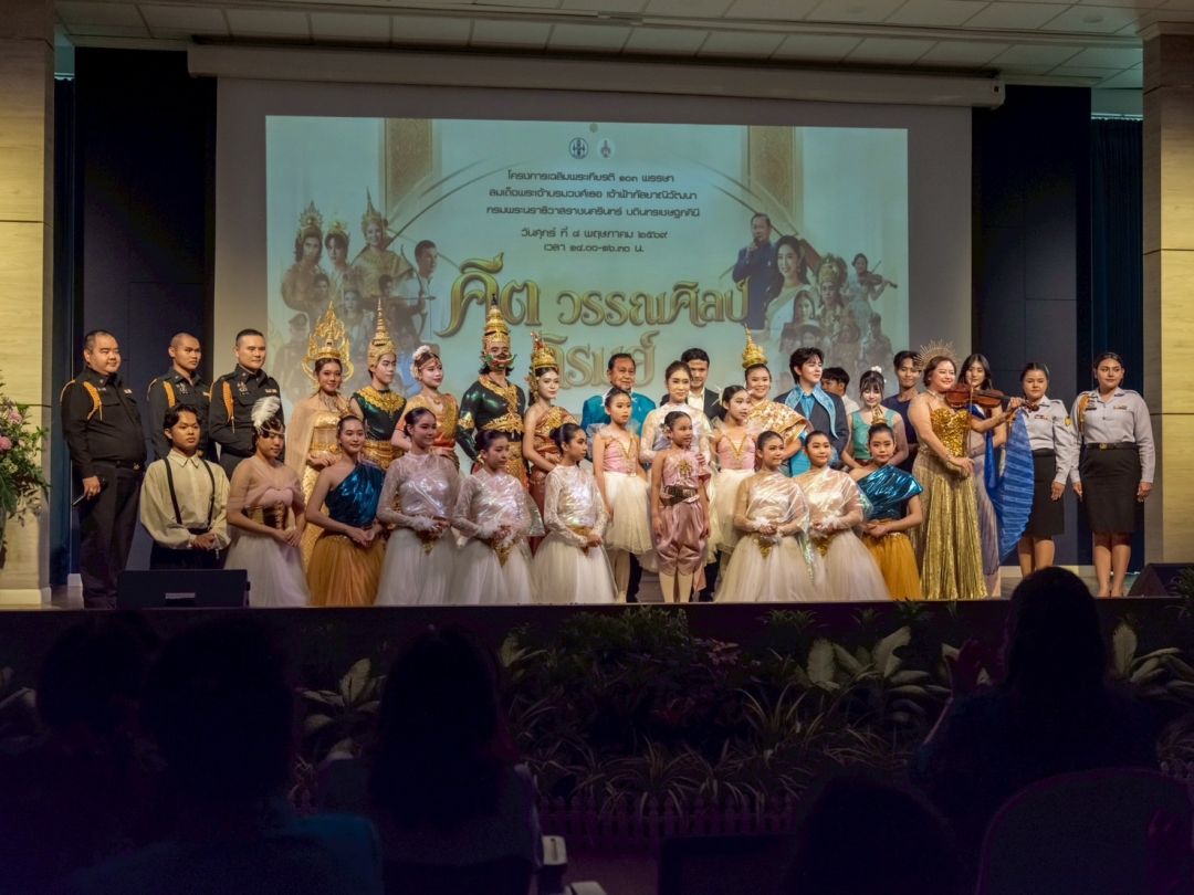 คณะนักร้องและนักแสดงทุกคนออกมารับเสียงปรบมือจากผู้ชม