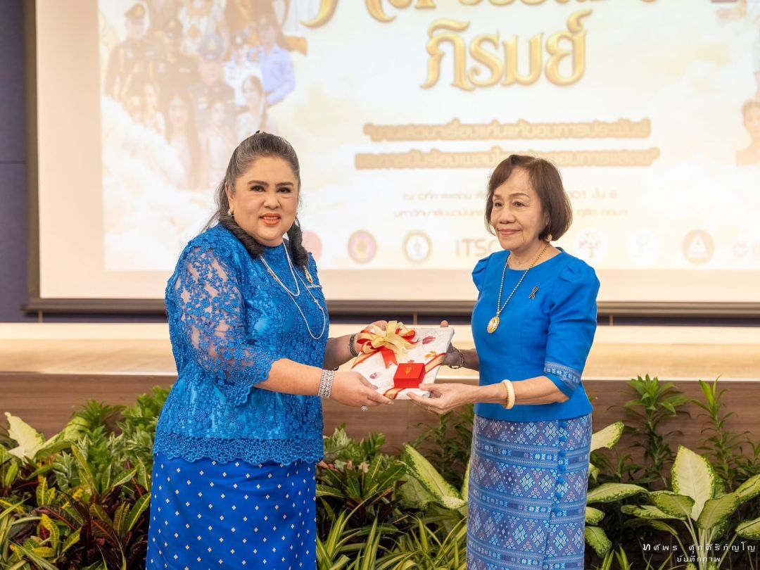 ราชตี สิงหศิวานนท์ มอบของที่ระลึกให้แก่ ผศ.ดร. สุดารัตน์ ชาญเลขา นายกสมาคมศิษย์เก่าสตรีวัดระฆัง ผู้มีอุปการคุณต่อโครงการ
