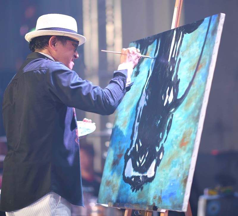 ติ๊ก ชิโร่ วาดภาพประกอบดนตรีสด ชุด “Hero” โดยได้รับแรงบันดาลใจมาจากทีมหมูป่าอะคาเดมี่