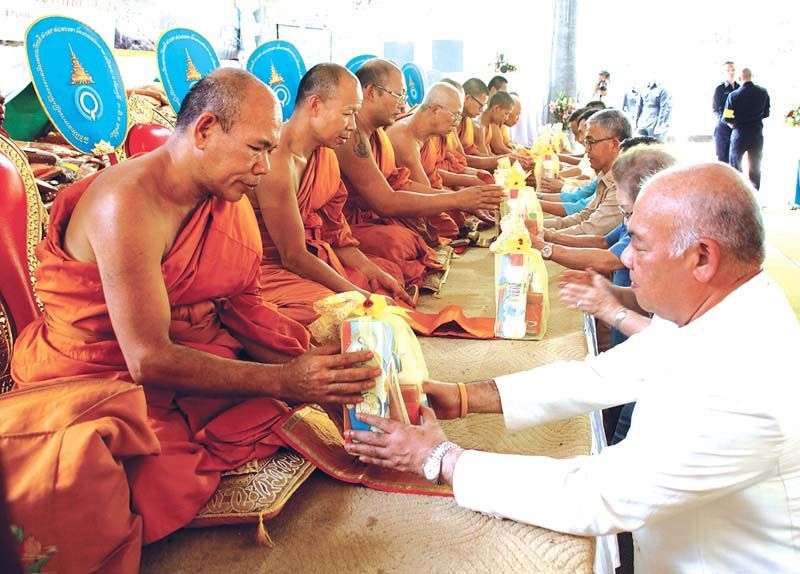 ฉัตรชัย พรหมเลิศ ปลัดกระทรวงมหาดไทย ถวายเครื่องไทยธรรมแด่พระอาจารย์ ธาตุฯ