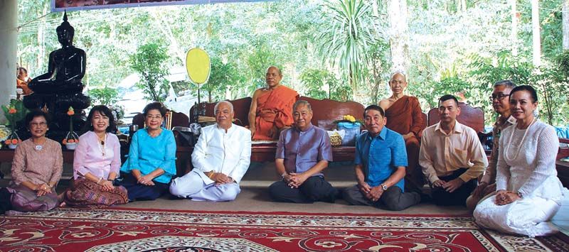 พระอธิการ ธาตุ อธิปัญโญ เจ้าอาวาส และประธานจัดสร้างพระฯ พร้อมด้วยรองประธานจัดสร้างพระฯ ฉัตรชัย พรหมเลิศ ปลัดกระทรวงมหาดไทย, อัญชลี ชวนิชย์, พล.อ.อ.อิทธพร ศุภวงศ์ และ คณะกรรมการ วิทูรัช ศรีนาม ผู้ว่าราชการจังหวัด, กรรณภรณ์ วงศ์ปิยะกุล