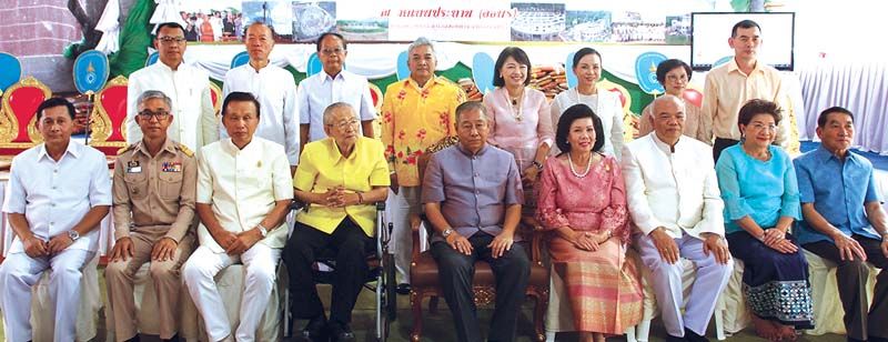 ประธานในพิธีถ่ายภาพเป็นที่ระลึกกับคณะกรรมการ