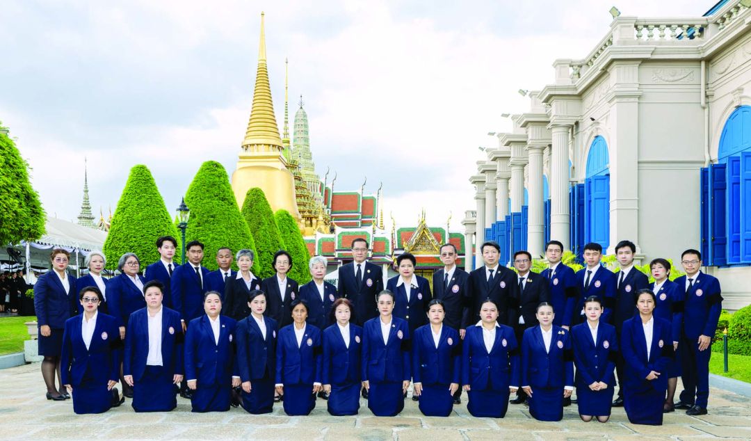 (แถวยืน) จากลำดับที่ 6 ศิราภรณ์ จิตต์กุศล, รศ.สุทธิมา ชำนาญเวช, ดร.วีระศักดิ์ โควสุรัตน์, สายสม วงศาสุลักษณ์, เอ็นนู ซื่อสุวรรณ และ สันติ สายทิพย์พงษ์ และเจ้าหน้าที่มูลนิธิฯ