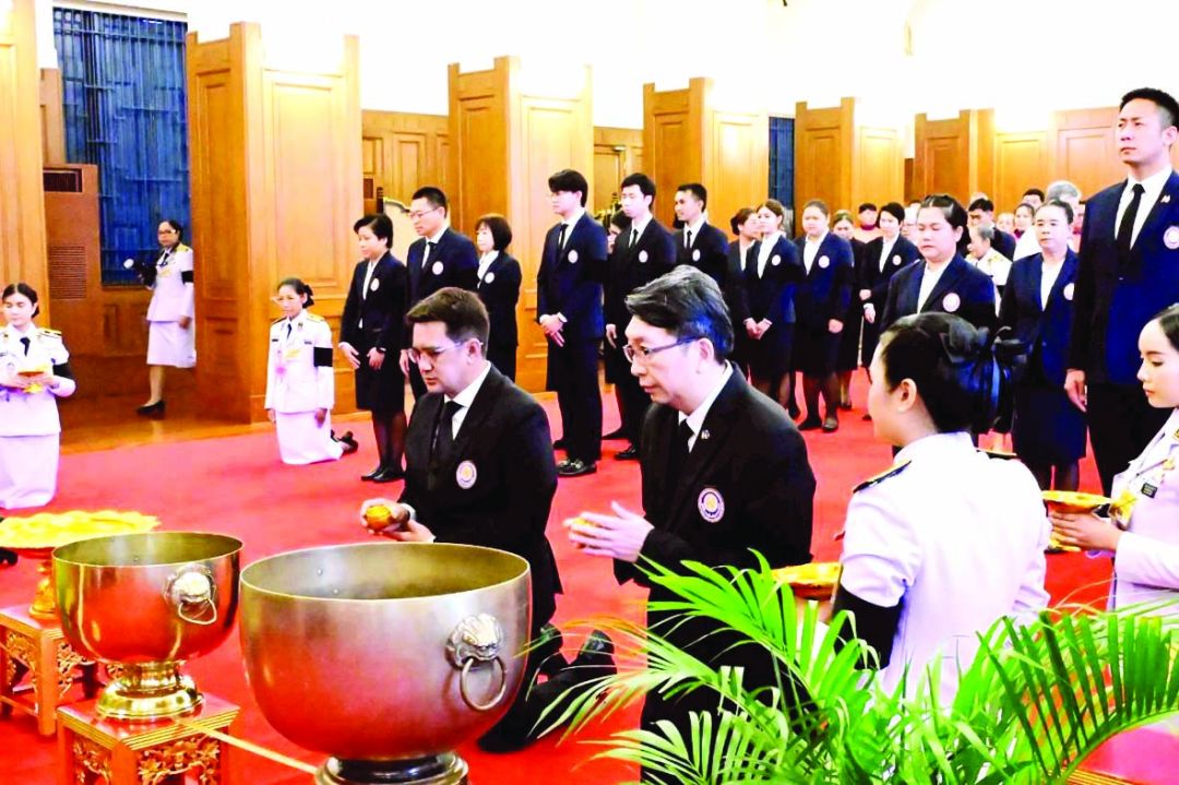 วีรชาติ กิจวัตร และ สันติ สายทิพย์พงษ์ ถวายนํ้าสรงพระศพ

