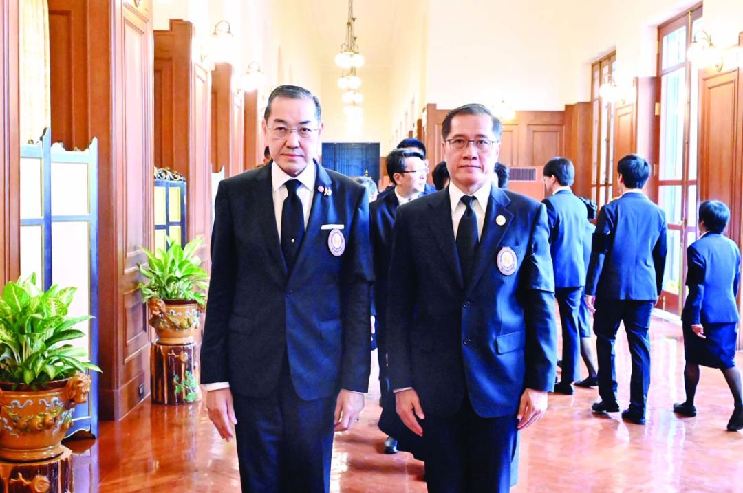 ศ.พิเศษ ดร.สุรเกียรติ์ เสถียรไทย รองประธาน
กรรมการที่ปรึกษาฯ และ ดร.วีระศักดิ์ โควสุรัตน์ กรรมการและเลขาธิการมูลนิธิฯ