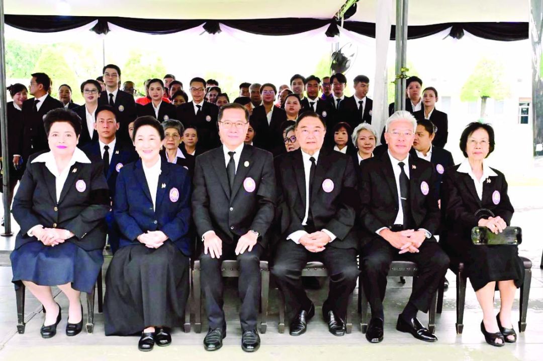 สายสม วงศาสุลักษณ์, ผาณิต พูนศิริวงศ์, ดร.วีระศักดิ์ โควสุรัตน์, ดร.สรจักร เกษมสุวรรณ, ดิสทัต โหตระกิตย์ และ รศ.สุทธิมา ชำนาญเวช