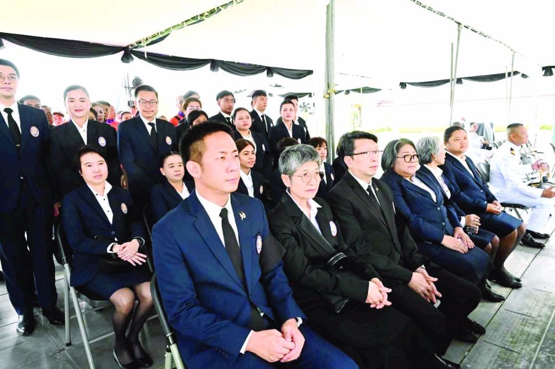 (แถวนั่งหน้า) นภษกร วัชระวิสิฐ, ศิราภรณ์ จิตต์กุศล, สันติ สายทิพย์พงษ์ และเจ้าหน้าที่มูลนิธิฯ ร่วมถวายน้ำสรงพระศพ