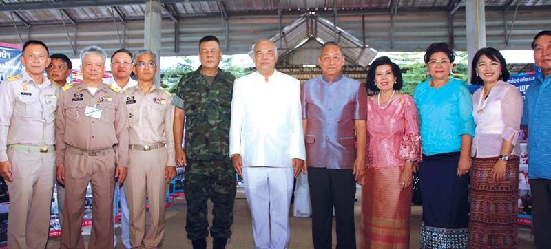 ประธานในพิธีกับคณะกรรมการจัดทอดกฐิน อาทิ พล.ร.ต.สายัณห์ ไอยรารัตน์