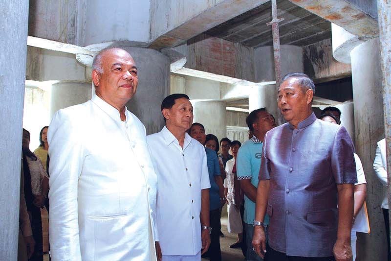 ประธานจัดสร้างพระ ตรวจงานความก้าวหน้าของการก่อสร้าง โดยมี ฉัตรชัย พรหมเลิศ ปลัดกระทรวงมหาดไทย, วิทูรัช ศรีนาม ผู้ว่าราชการจังหวัด, อภินันท์ จันทรังษี ร่วมด้วย 