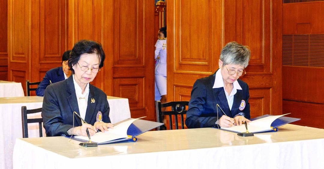 รศ.สุทธิมา ชำนาญเวช และ ศิราภรณ์ จิตต์กุศล ลงนามถวายความอาลัย