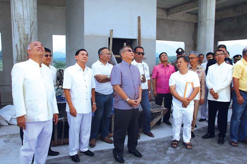 ประธานจัดสร้างพระ ตรวจงานความก้าวหน้าของการก่อสร้าง โดยมี ฉัตรชัย พรหมเลิศ ปลัดกระทรวงมหาดไทย, วิทูรัช ศรีนาม ผู้ว่าราชการจังหวัด, อภินันท์ จันทรังษี ร่วมด้วย 