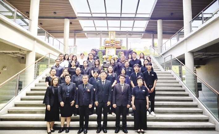 รศ.นพ.พฤหัส ต่ออุดม รองอธิการบดีฝ่ายบริหารศูนย์พัทยาและ
สุขศาสตร์ นำคณะผู้บริหาร คณาจารย์ บุคลากร และนักศึกษา
ศูนย์พัทยา ร่วมพิธีถวายความอาลัย

