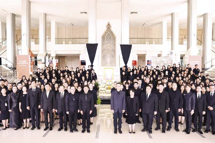 รศ.ดร.ธีร เจียศิริพงษ์กุล รองอธิการบดีฝ่ายบริหารศูนย์พัทยา นำคณะผู้บริหาร คณาจารย์ บุคลากร และนักศึกษาศูนย์พัทยา ร่วมพิธี
ถวายความอาลัย

ชาวธรรมศาสตร์ ท่าพระจันทร์ น้อมถวายความอาลัยอย่างสุดซึ้ง