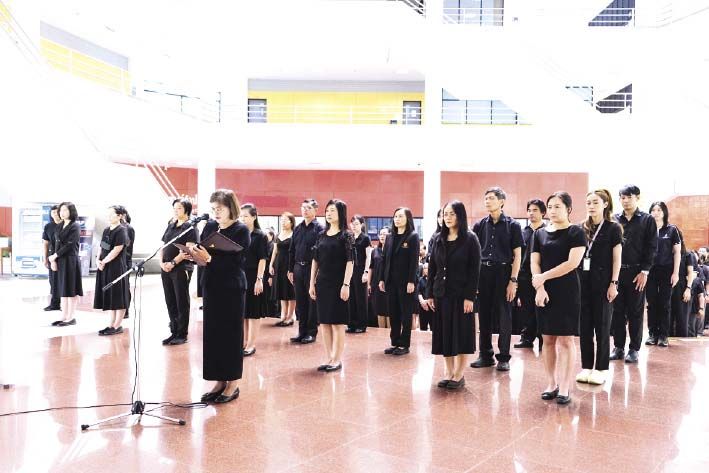 ผศ.พิมพ์ฉัตร รสสุธรรม ผู้ช่วยอธิการบดีฝ่ายบริหารศูนย์ลำปาง
นำคณะผู้บริหาร คณาจารย์ บุคลากร และนักศึกษาศูนย์พัทยา ร่วมพิธี
ถวายความอาลัย


