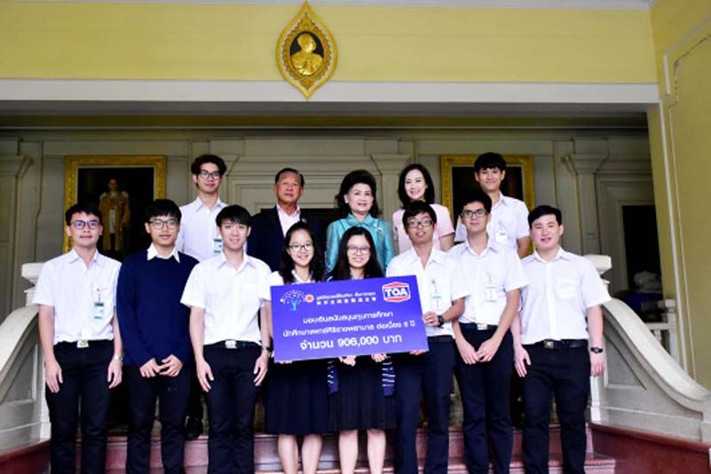ประจักษ์-ละออ ตั้งคารวคุณ กับนักศึกษาแพทย์ศิริราชพยาบาล ม.มหิดล ที่ได้รับทุน