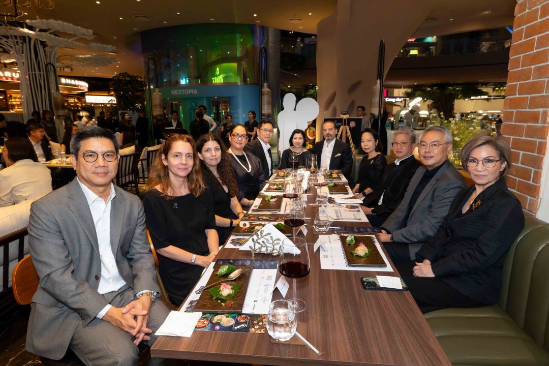 (2 คนกลาง) ชฎาทิพย์ จูตระกูล ผู้บริหารสยามพิวรรธน์ และเปาโล ดิโอนิซี เอกอัครราชทูตสาธารณรัฐอิตาลี ร่วมรับประทานอาหารมื้อพิเศษพร้อมผู้บริหารจาก WFP และสยามพิวรรธน์