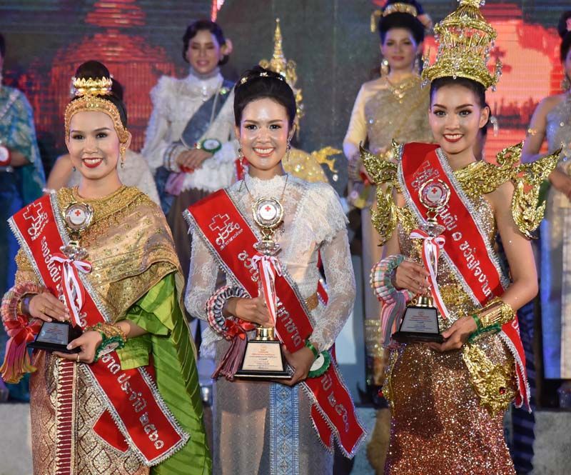 สามสตรีไทยใจกุศล (จากซ้าย) รางวัลชุดไทยประยุกต์ ร.ท.หญิงพิชชาพัชร สังข์แก้ว รองชนะเลิศอันดับ 2, ปริศญา คูหามุก ขวัญใจงานกาชาด และ ฝากฝัน จันทร์แสงดี รองชนะเลิศอันดับ 1