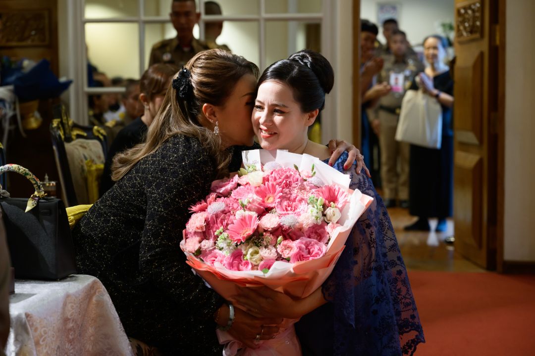 ทูลกระหม่อมหญิงอุบลรัตนราชกัญญา สิริวัฒนาพรรณวดี ประทานช่อดอกไม้และสวมกอดท่านผู้หญิงพลอยไพลิน เจนเซน