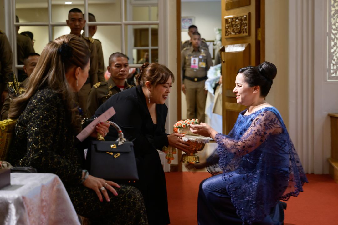 พระเจ้าวรวงศ์เธอ พระองค์เจ้าสิริภาจุฑาภรณ์ ประทานพวงมาลัยเป็นกำลังใจแก่ท่านผู้หญิงพลอยไพลิน เจนเซน