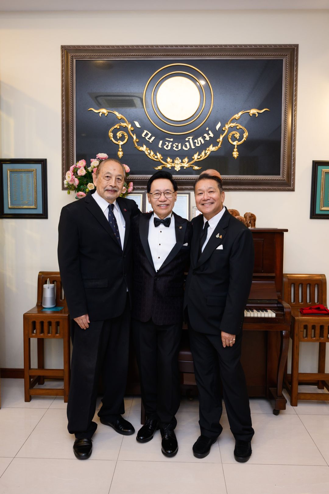 กฤต ไกรจิตติ และ คุณหมึกแดง-ม.ล.ศิริเฉลิม สวัสดิวัตน์ ร่วมให้กำลังใจ ครูณัฐ ยนตรรักษ์ ศิลปินศิลปาธร