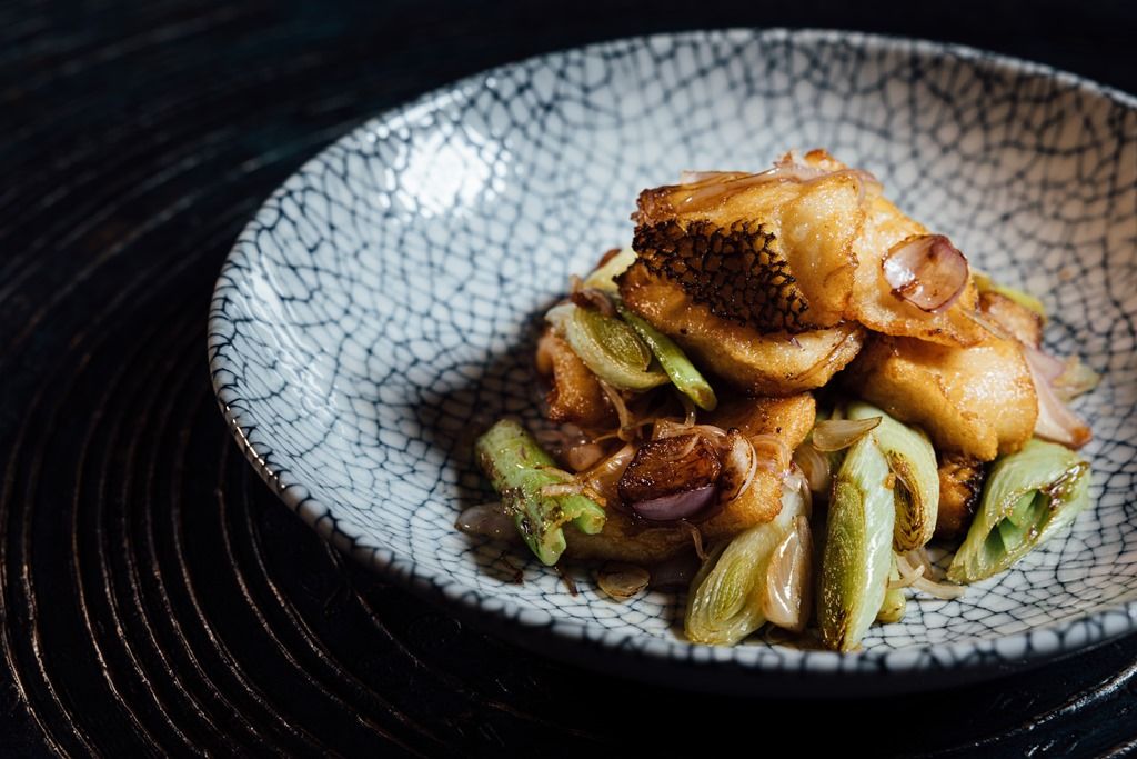 Pan-Fried Snow Fish, Mixed Onions (ปลาหิมะเจี๋ยนหอม 3 เกลอ)