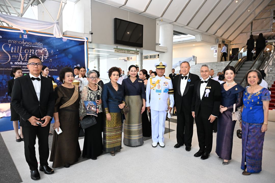 ผบ.ทร. พล.ร.อ.ไพโรจน์-อารียา เฟื่องจันทร์, ขรรค์ ประจวบเหมาะ ผอ.สนง.จัดหารายได้ สภากาชาดไทย พร้อมด้วยสมาชิกราชสกุลอาภากร ร่วมด้วย ฉวีรัตน์ เกษตรสุนทร และเฉลิมชัย ยอดมาลัย