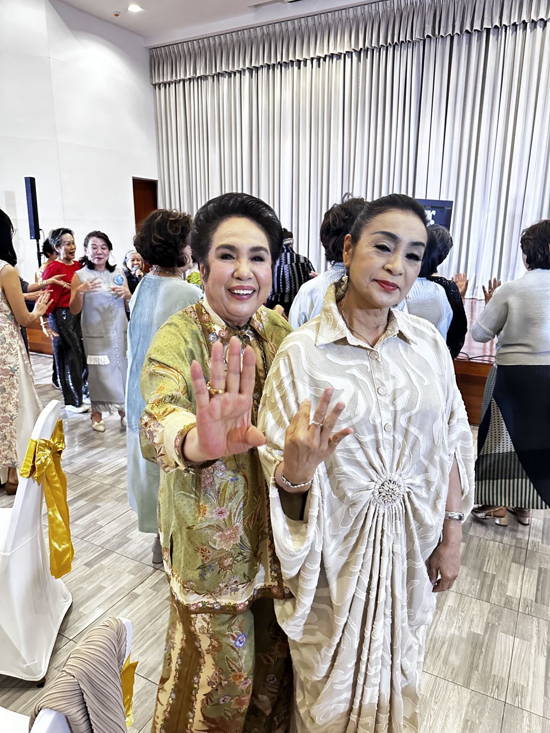 “ครูต้อย” อุมาพร รำวงคู่กับ สุมนา  อภินรเศรษฐ์