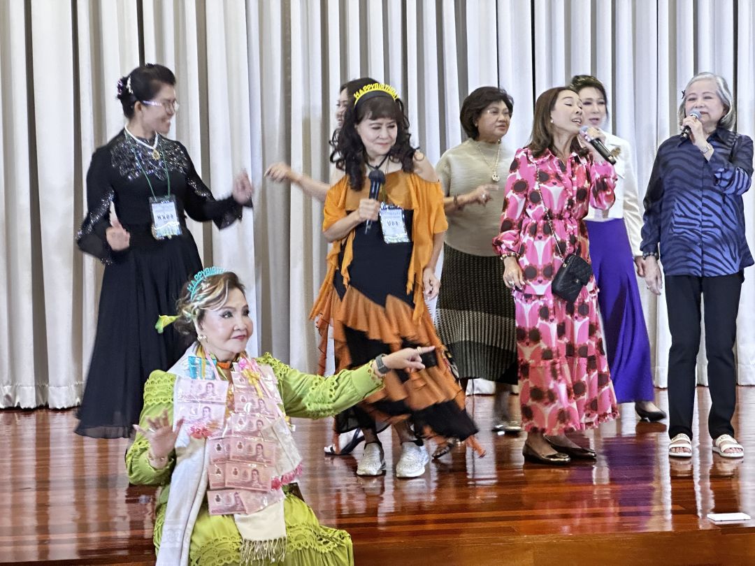 การแสดงจาก “ครูโฉม”โฉมฉาย  โดยมีลูกศิษย์เป็นดานซ์เซอร์บนเวที กับจังหวะสนุกสนาน