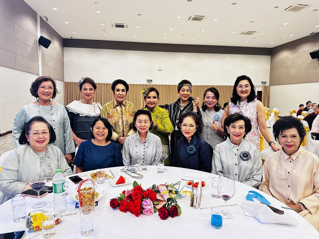ภรภัทร นิธิธนภัทร,วไลพร วาสิกะสิน,สุนันทา เมืองโคตร,สุลีพร เต็มรังษี,จันทร์เพ็ญ เอื้อธำรงสวัสดิ์,ศิริพรรณ อรัณยะนาค,ลัดดาวัลย์ สิริภัทรวณิช,สุนันท์ โรจนธรรม,ยุวดี กิตติปัญญางาม