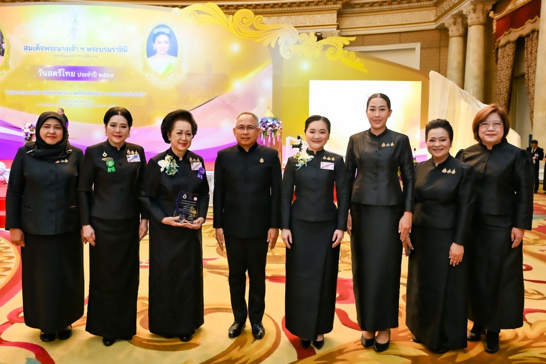 ดร.ลาลีวรรณ กาญจนจารี ปธ.สภาสมาคมสตรีแห่งชาติฯ, กันตพงศ์ รังษีสว่าง ปลัด พม., สุดา สุหลง รองอธิบีกรมกิจการเด็กและเยาวชน ร่วมแสดงความยินดีกับ ท่านผู้หญิงภรณี มหานนท์ และ สส.สุดารัตน์ หวังศุภกิจโกศล ในโอกาสที่ได้รับรางวัล สตรีไทยดีเด่น ประเภทสรรหา โดยมี พลอย ธนิกุล, จตุพร โรจนพานิช และ ศิริพร โรจนสุกาญจน ร่วมยินดี