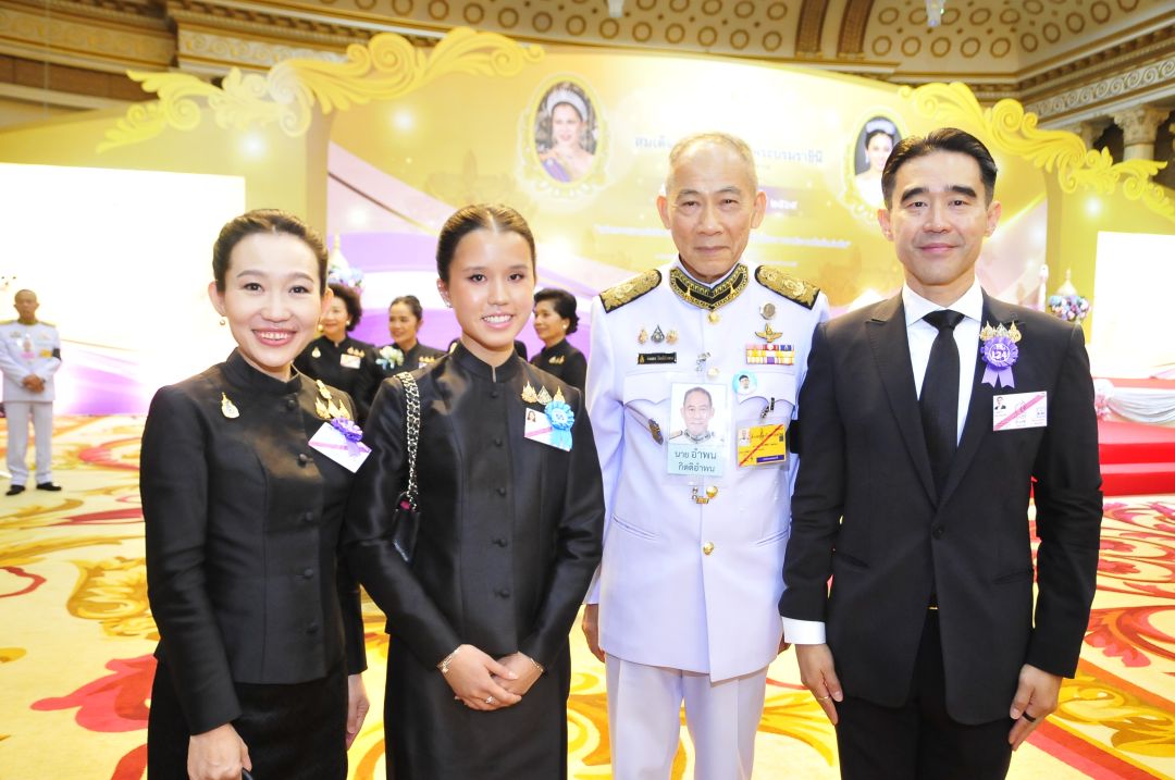 อำพน กิตติอำพน องคมนตรี ถ่ายภาพร่วมกับ อัศวิน-ฐาปนีย์ เตชะเจริญวิกุล และบุตรสาว