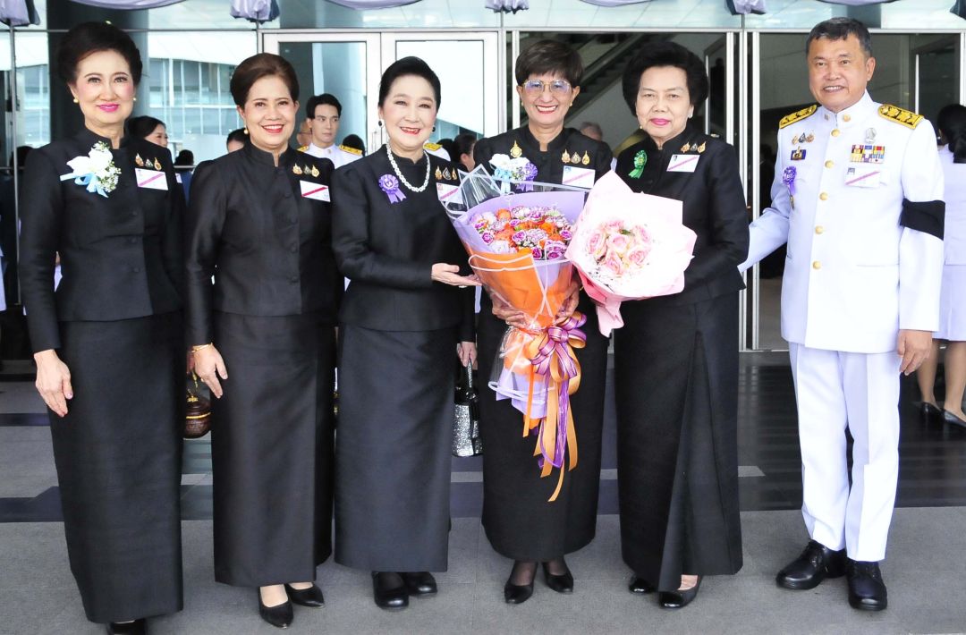 อดีตปลัด มท. สุทธิพงษ์ จุลเจริญ – ดร.วันดี กุญชรยาคง จุลเจริญ, ผาณิต พูนศิริวงศ์ ร่วมยินดีกับ นฤมล ล้อมทอง กรรมการมูลนิธิอาสาเพื่อนพึ่ง (ภาฯ)ยามยาก สภากาชาดไทย ที่ได้รับรางวัล สตรีไทยดีเด่น ประเภทสรรหา