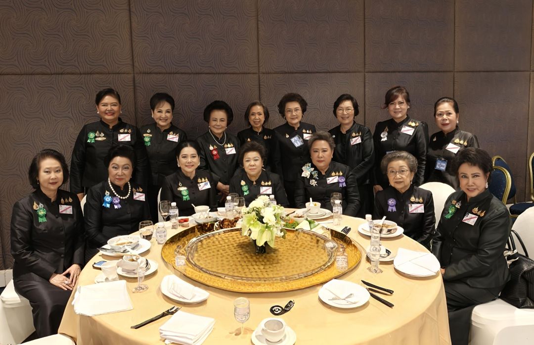 . แถวนั่ง : ดร. ณ ฤดี เคียงศิริ, ลลิสา จงบารมี, ดร.ลาลีวรรณ กาญจนจารี, เบญจมาศ รุจิรวงศ์, ประพิณ รุจิรวงศ์, สายพิณ หพลโยธิน,  ดร.เรือนแก้ว กุยยกานนท์ แบรนดท์ แถวยืน: ศิริพร ไชยสุต, ฉวีวรรณ สิทธิแก้ว ,สุทธิณี เมธีประภา.,ดร. นงนุช แสงสุริยจันทร์,ศิริเพ็ญ วิจารณกุล,ยุพดี สัตตะรุจาวงษ์, จินดา มีประเสริฐกุล และ สิชา แผนสมบูรณ์