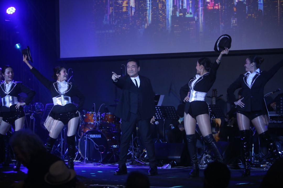 การแสดงเพลง New York, New York โดย ดลชัย บุณยะรัตเวช