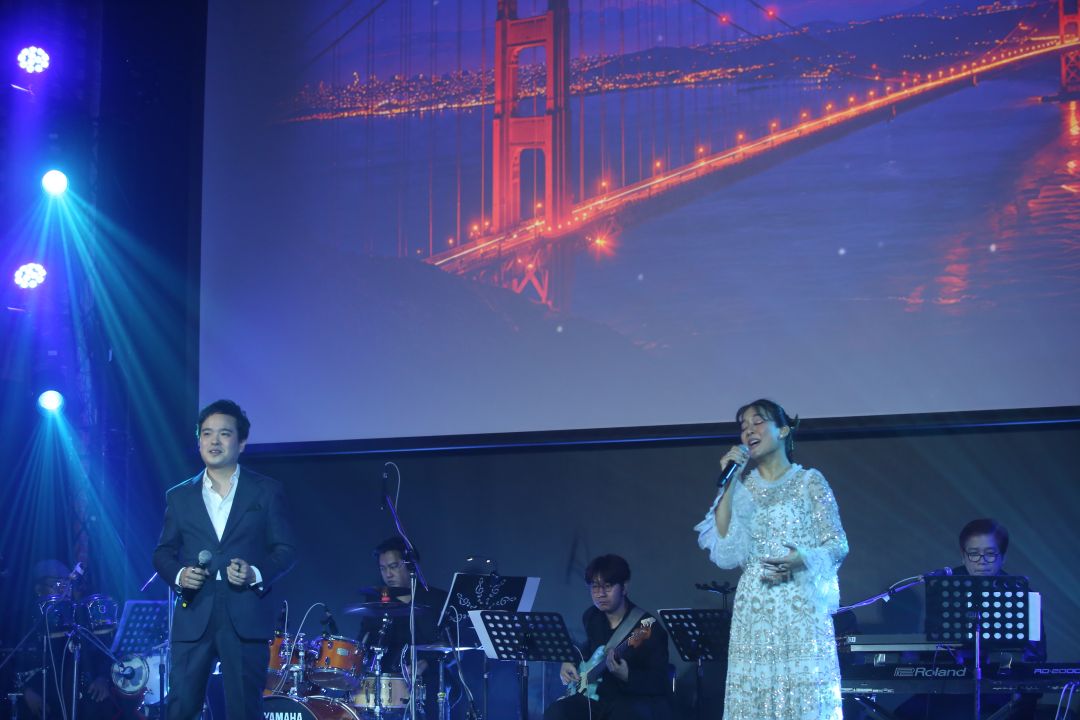 การแสดงเพลง A Whole New World โดย ภาสกรณ์ รุ่งเรืองเดชาภัทร์ และ อริยา ศรีณรงค์