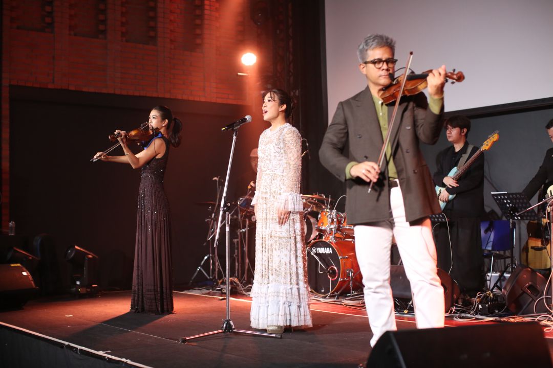 การแสดงเพลง California Dreamin’ โดยวง Vie Trio