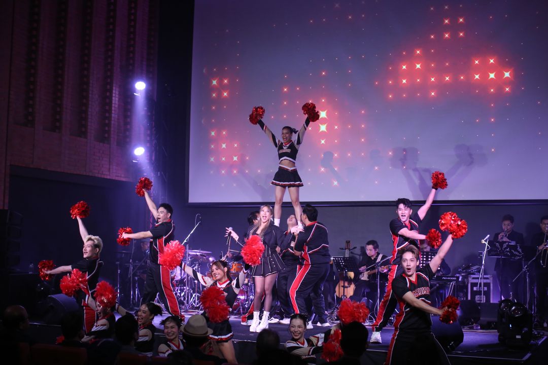 การแสดงเพลง Hey Mickey โดย ปัญญริสา เธียรประสิทธิ์