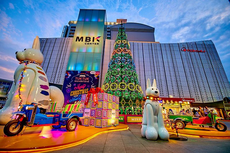 ปฏิมากรรม “มาครับ” และ “มาจ้ะ” แลนด์มาร์คของเอ็ม บี เค เซ็นเตอร์ที่นักท่องเที่ยวทั้งชาวไทยและต่างประเทศนิยมมาถ่ายรูปมีการตกแต่งไฟระย้าร่วมเฉลิมฉลองเทศกาลส่งท้ายปี