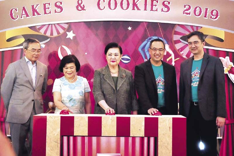 ภัทรา ศิลาอ่อน ประธาน กก.บมจ.เอส แอนด์ พี ซินดิเคท พร้อมด้วยผู้บริหาร เกษสุดา ไรวา ประธานเจ้าหน้าที่บริหาร, ประเวศวุฒิ ไรวา, วิทูร-กำธร ศิลาอ่อน ร่วมเฉลิมฉลองครบรอบ 45 ปี เอส แอนด์ พี