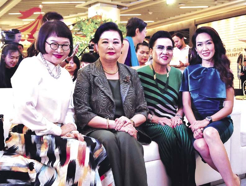 ภัทรา ศิลาอ่อน และ มณีสุดา ศิล่าอ่อน ต้อนรับ ดาริกา ปุณณกันต์ และ อรุโณชา ภาณุพันธุ์