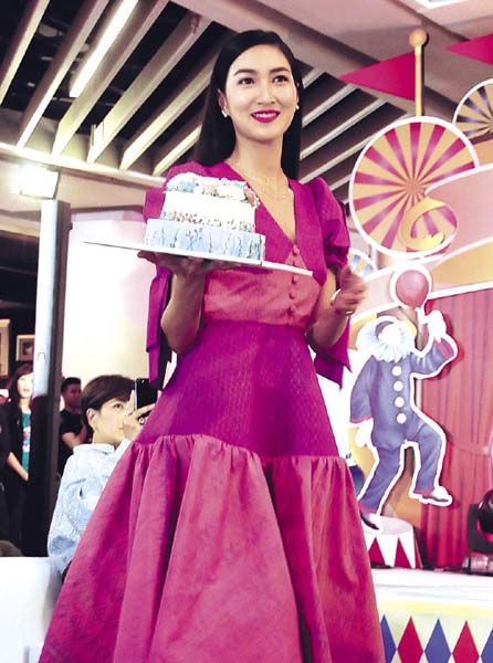 แพนเค้ก-เขมนิจ จามิกรณ์ กับแฟชั่นโชว์เค้กดอกไม้สวยงาม