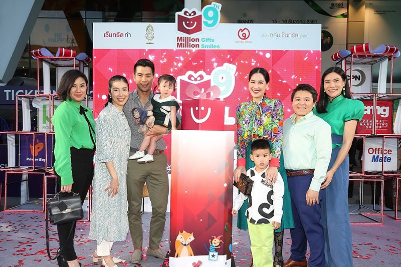 เหล่าเซเลบริตี้ร่วมมอบของขวัญ