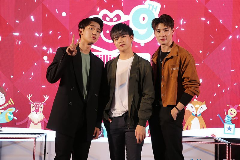 ไตเติ้ล-กีรติ พวงมาลี, แปลน-รัฐวิทย์ กิจวรลักษณ์ และมีน-พีรวิชญ์ อรรถชิตสถาพร เหล่าศิลปินร่วมร้องเพลงในงาน